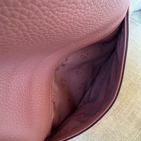 Tory Burch Thea foldover crossbody bag in pink leather - Picture 16 of 17